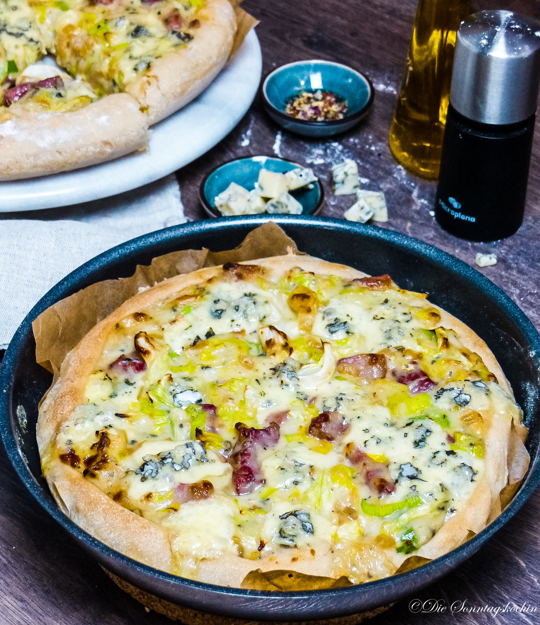 Pfannen Pizza mit Spitzkohl &amp; Blauschimmelkäse – Die Sonntagsköchin